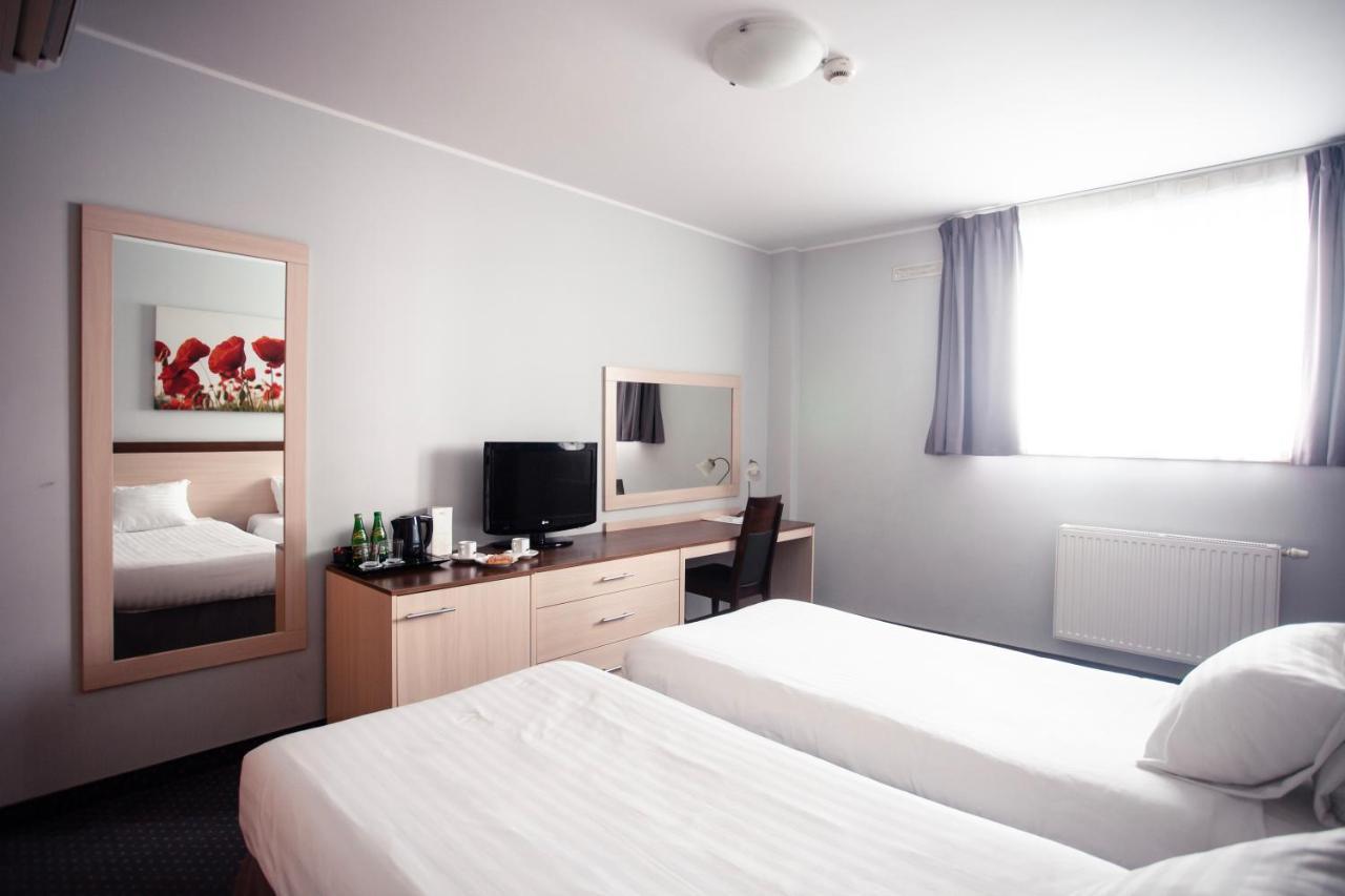 Hotel Poleczki Warsaw Airport Экстерьер фото