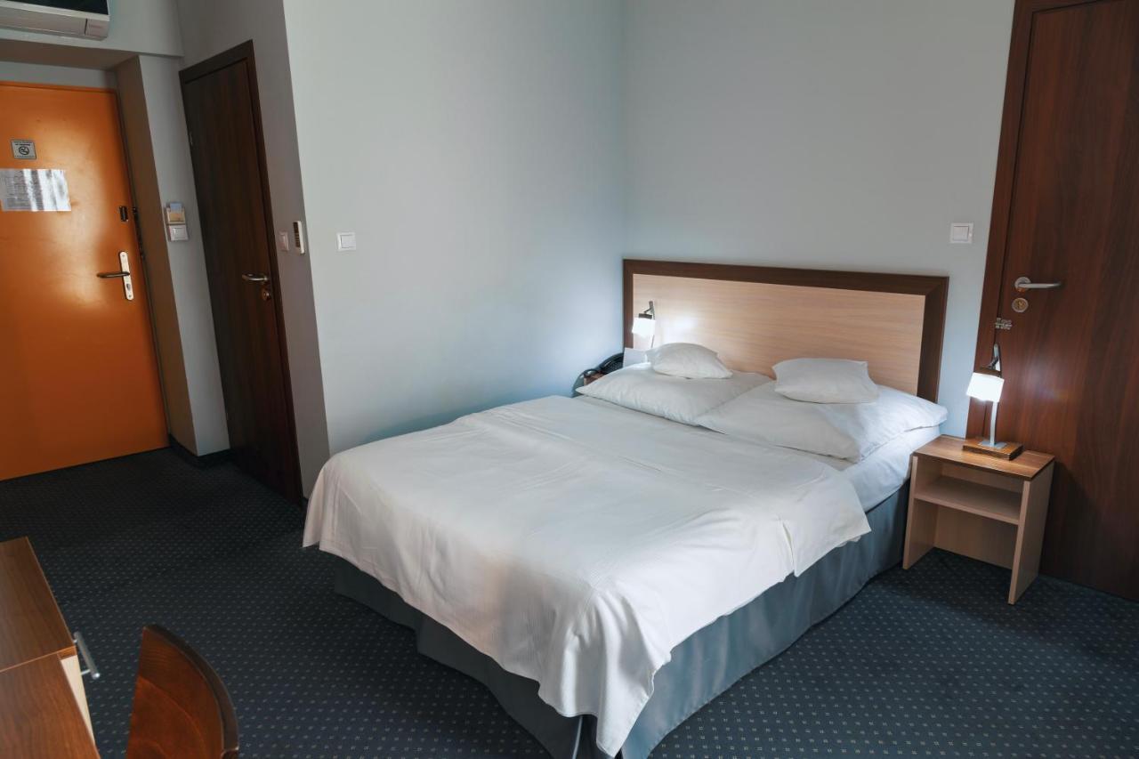 Hotel Poleczki Warsaw Airport Экстерьер фото